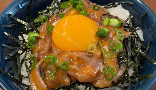 生卵と海苔の塩辛丼（沖あがり食堂“夕陽丼風”）